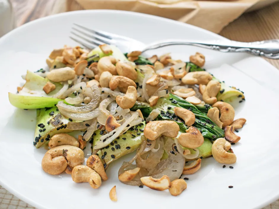 Pak Choi mit Cashewkernen