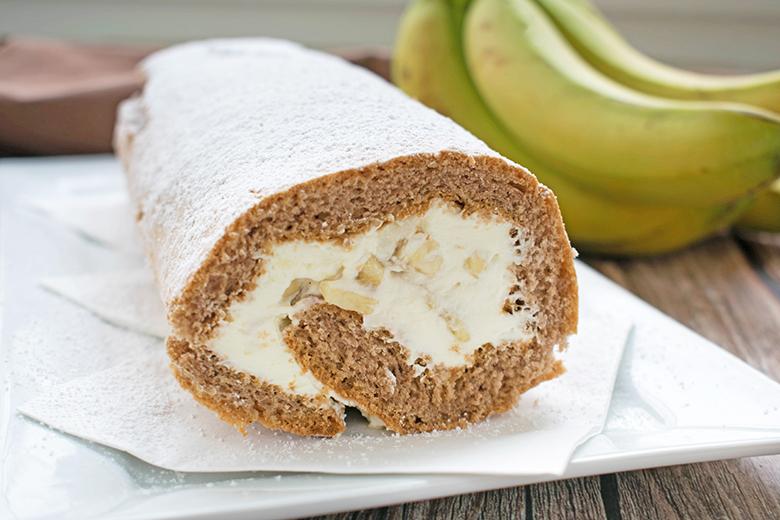 Biskuitrolle mit Bananen