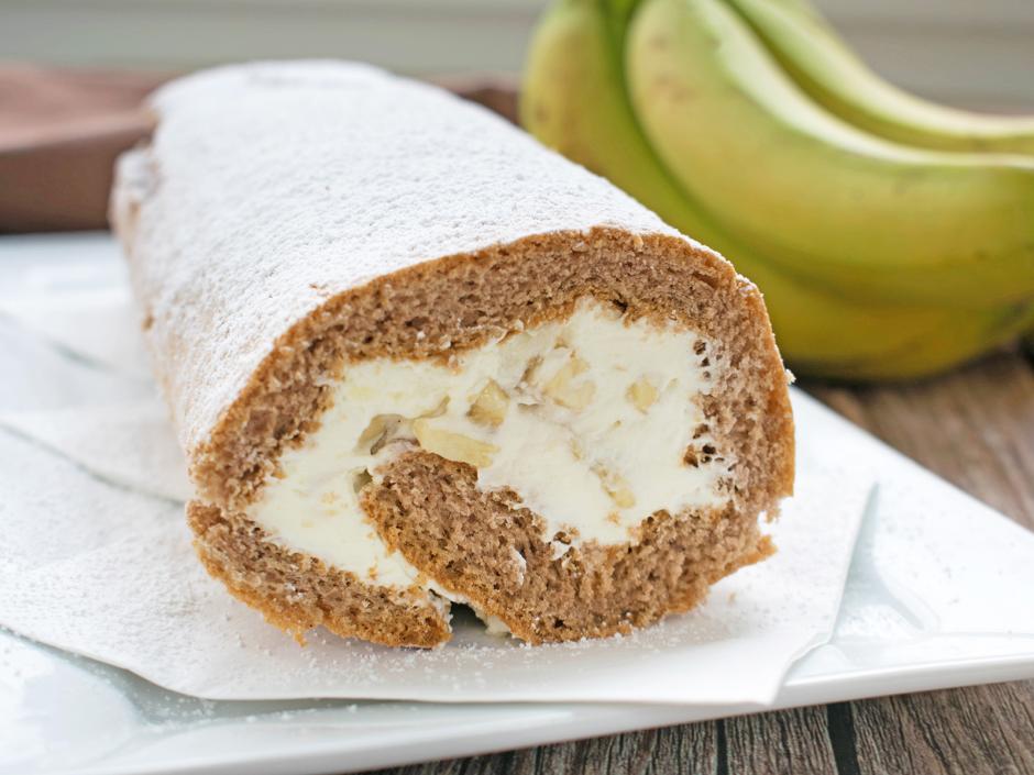 Biskuitrolle mit Bananen