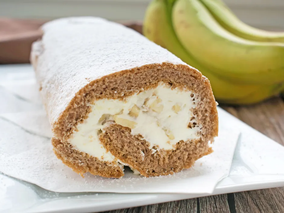Biskuitrolle mit Bananen