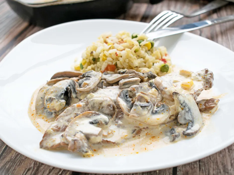 Kalbsschnitzerl mit Champignonsauce