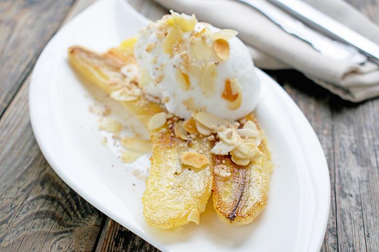 Gebratene Bananen in einer Nuss-Rum-Sauce
