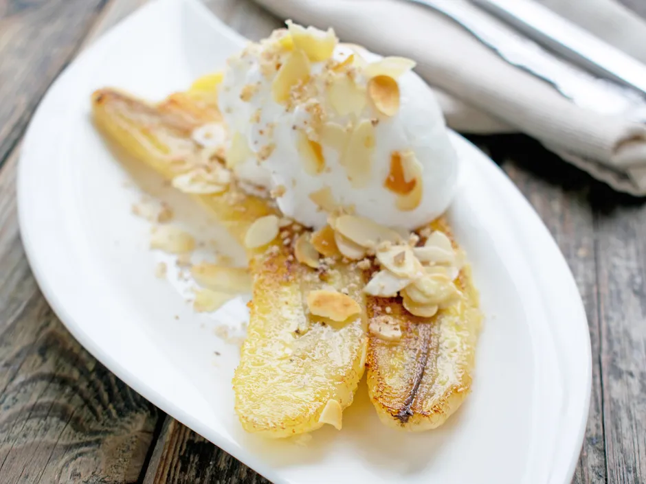 Gebratene Bananen in einer Nuss-Rum-Sauce