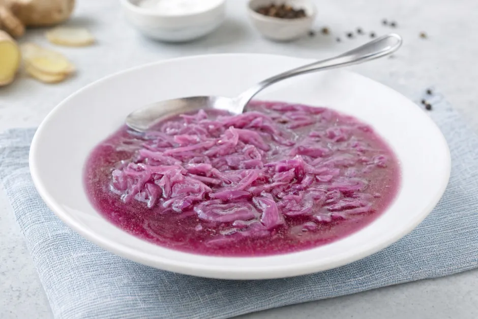Rotkrautsuppe mit Ingwer