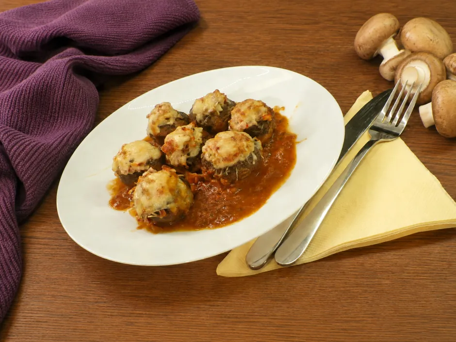 Gefüllte Champignons mit Tomatensauce