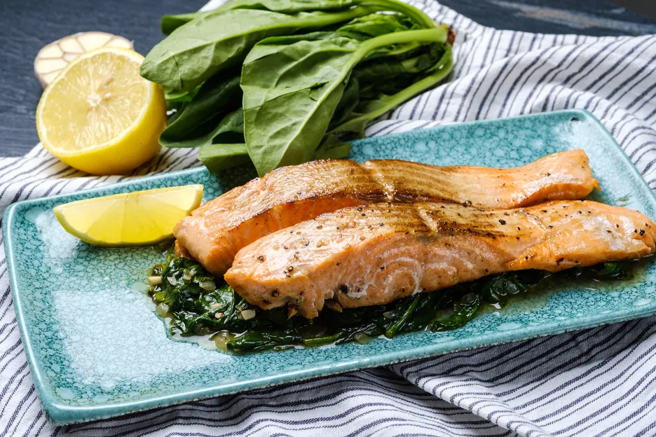 Lachs auf Blattspinat