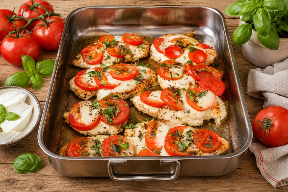 Hühnerschnitzel überbacken mit Tomaten und Mozzarella