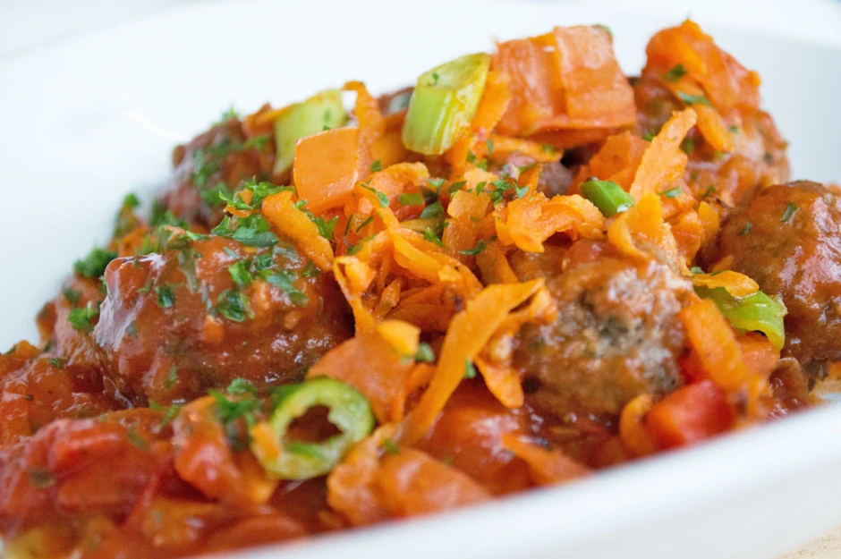 Faschierte Bällchen mit Tomaten-Paprikasoße