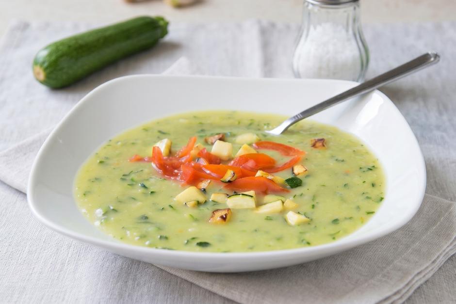 Zucchinicremesuppe mit Tomaten