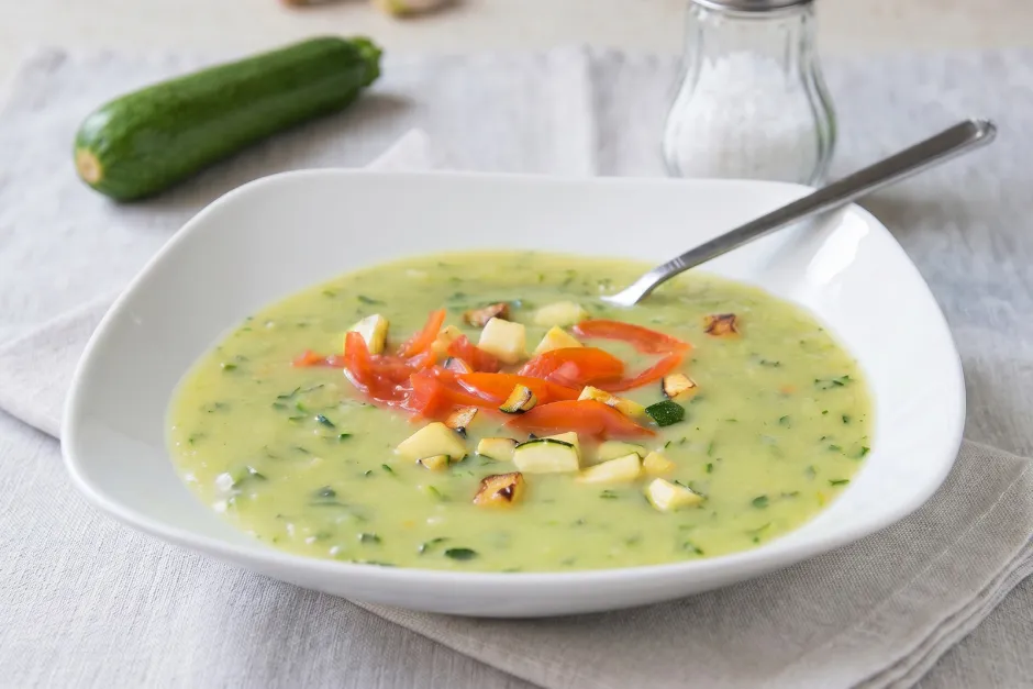 Zucchinicremesuppe mit Tomaten
