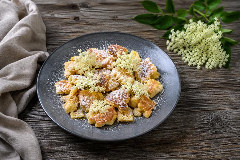 Kaiserschmarrn mit Holunderblüten