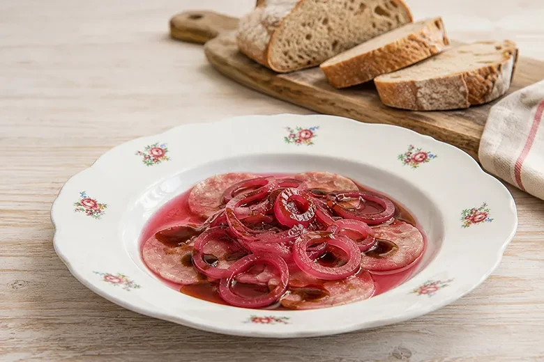 Essigwurst mit eingelegten roten Zwiebeln