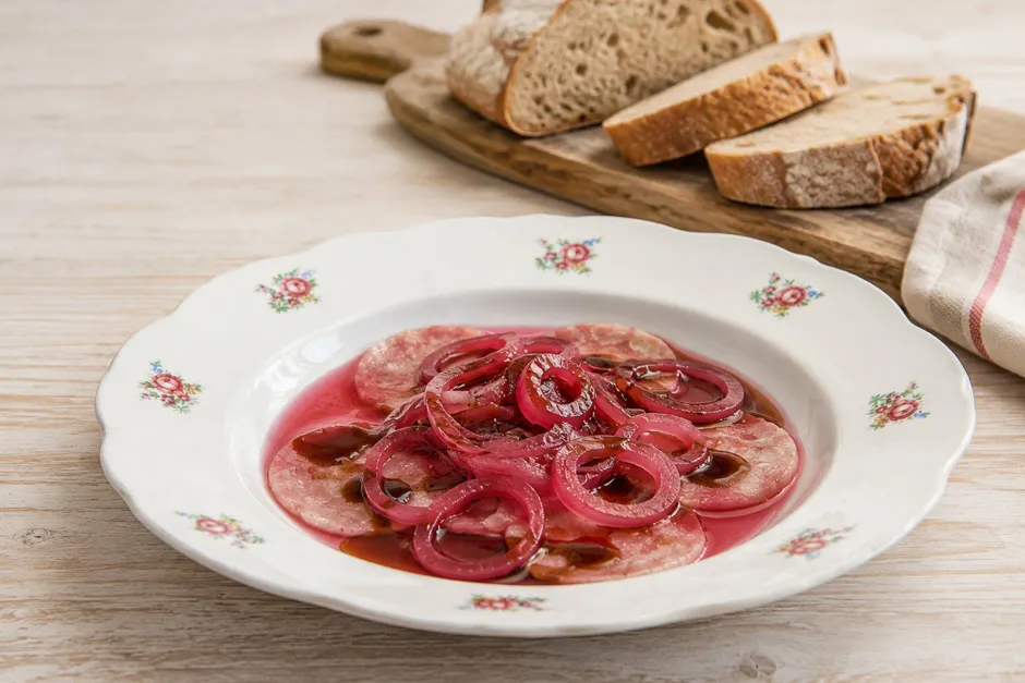 Essigwurst mit eingelegten roten Zwiebeln