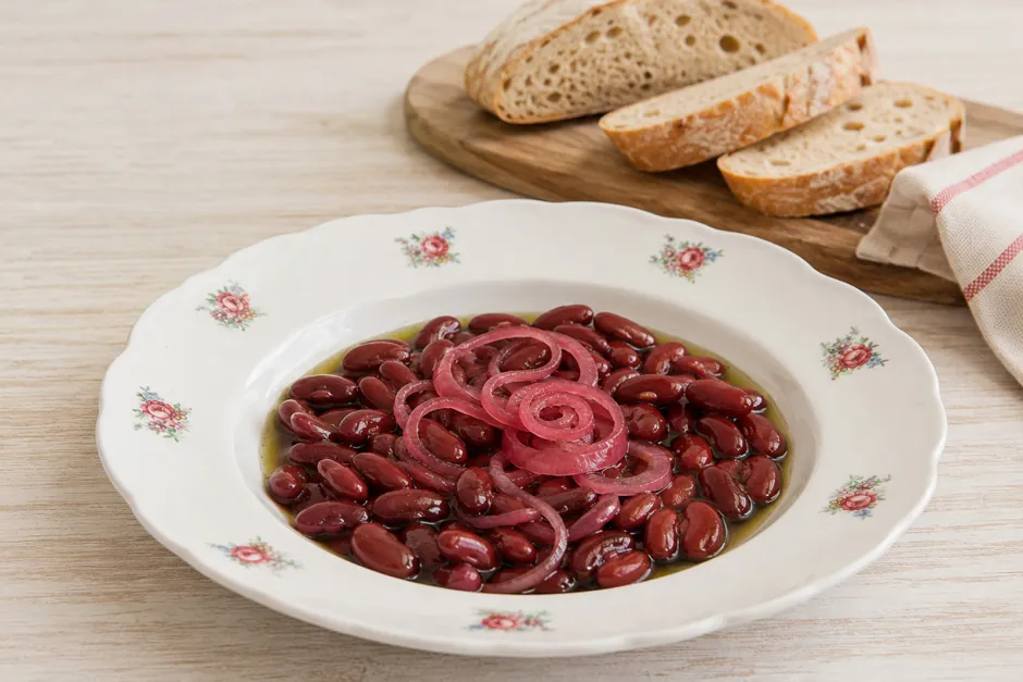 Bohnensalat mit eingelegten roten Zwiebeln