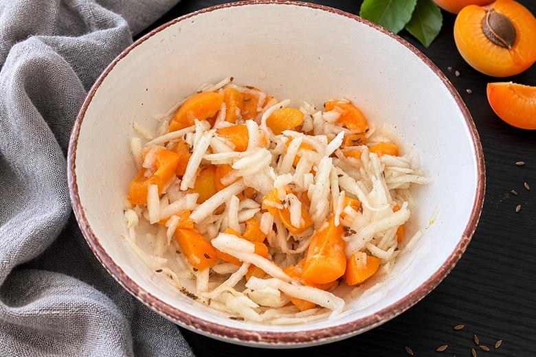 Sommerlicher Rüben Marillen Salat