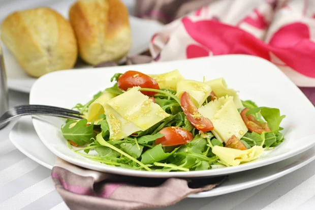 Gouda auf Rucolasalat