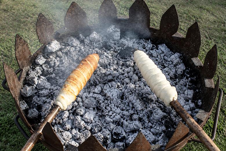 Gefülltes Stockbrot mit Schinken und Käse