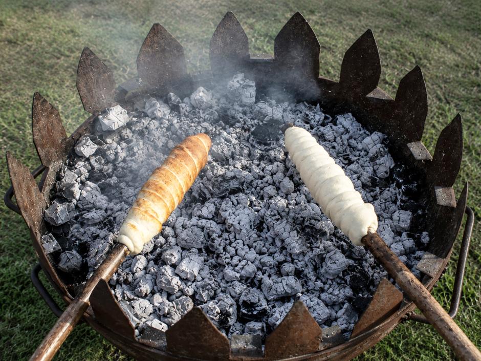 Gefülltes Stockbrot mit Schinken und Käse