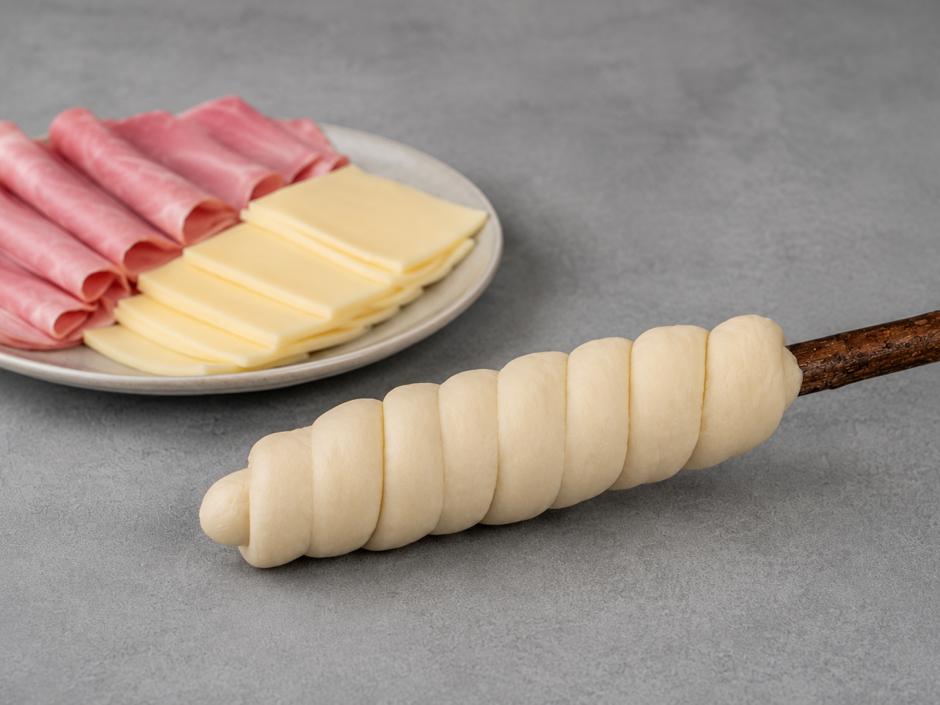 Gefülltes Stockbrot mit Schinken und Käse
