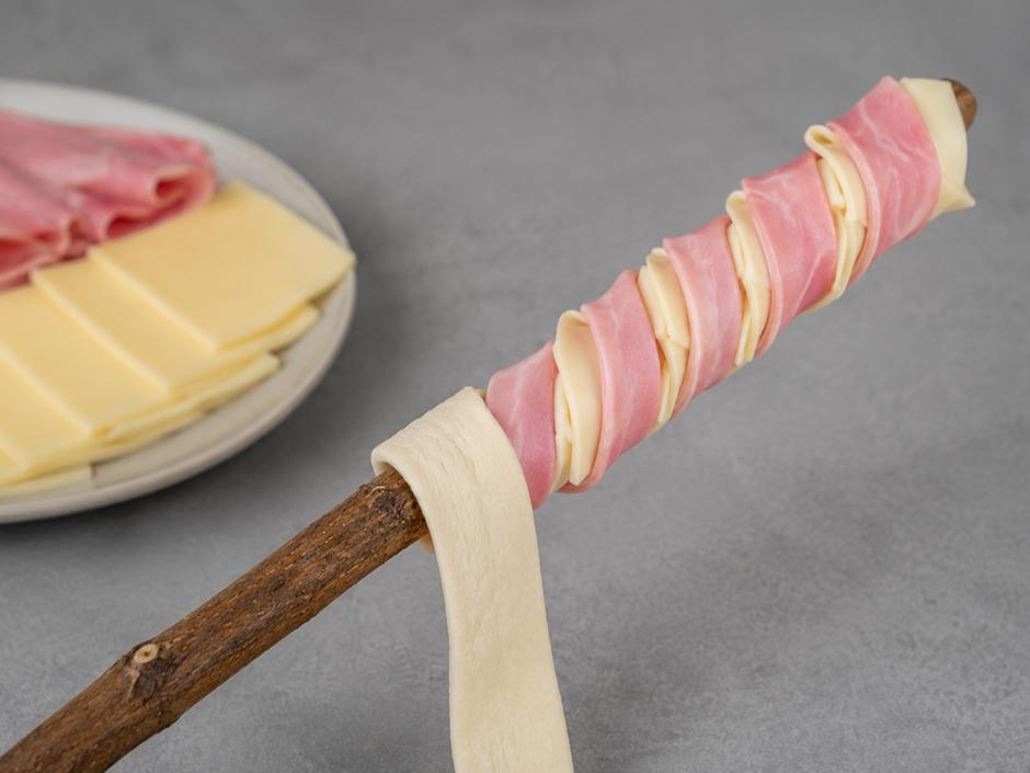 Gefülltes Stockbrot mit Schinken und Käse