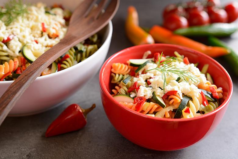 Mediterraner Nudelsalat mit Olivendressing