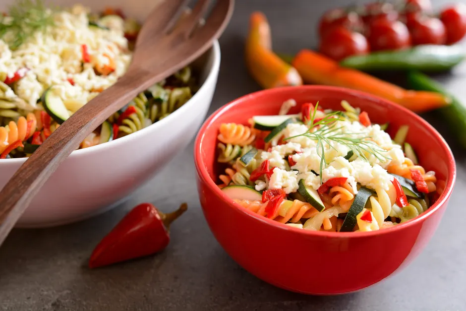 Mediterraner Nudelsalat mit Olivendressing