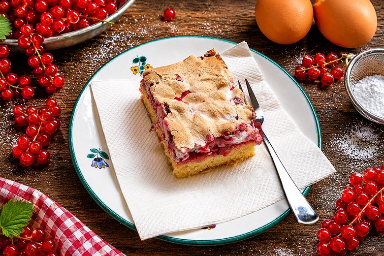 Ribiselkuchen mit Schneehaube