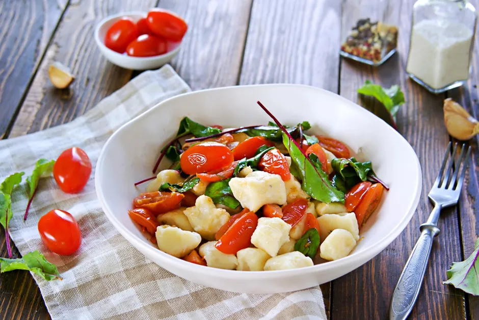 Salat mit H&uuml;ttenk&auml;se-Gnocchi