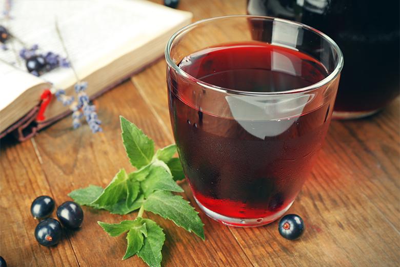 Selbstgemachter schwarzer Ribiselsirup