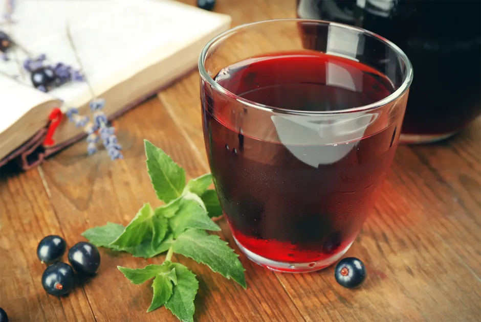 Selbstgemachter schwarzer Ribiselsirup