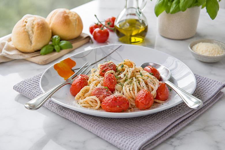 Spaghetti mit geschmolzenen Ofen-Tomaten