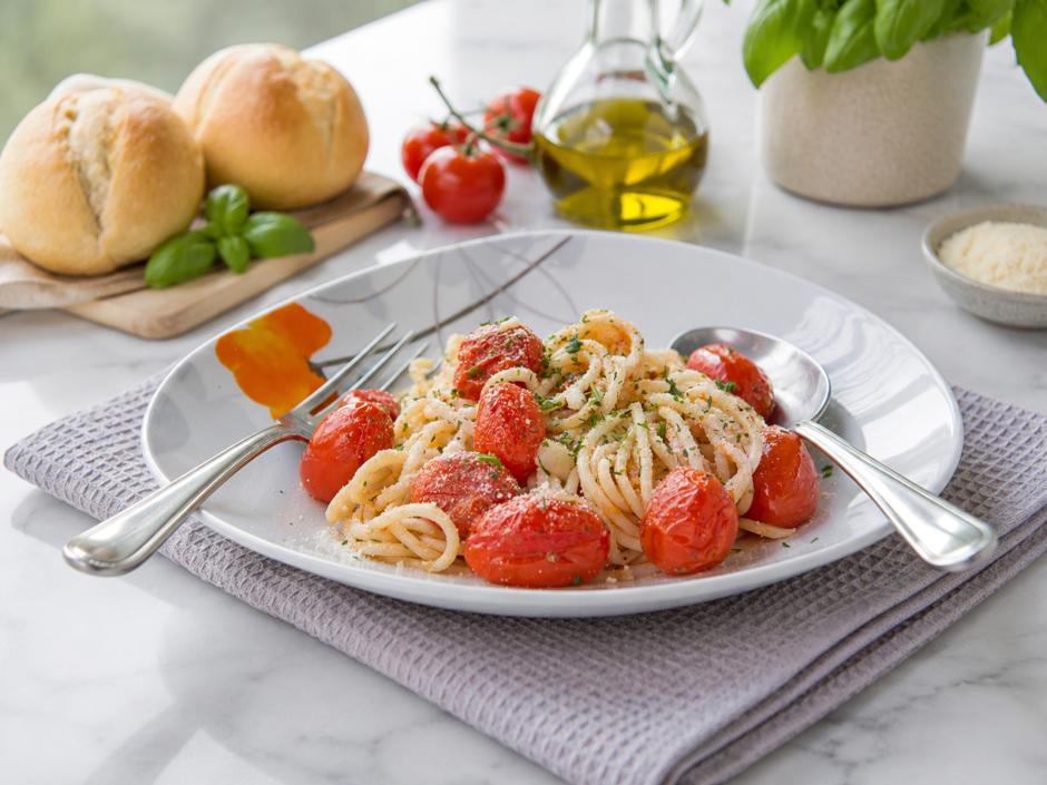 Spaghetti mit geschmolzenen Ofen-Tomaten