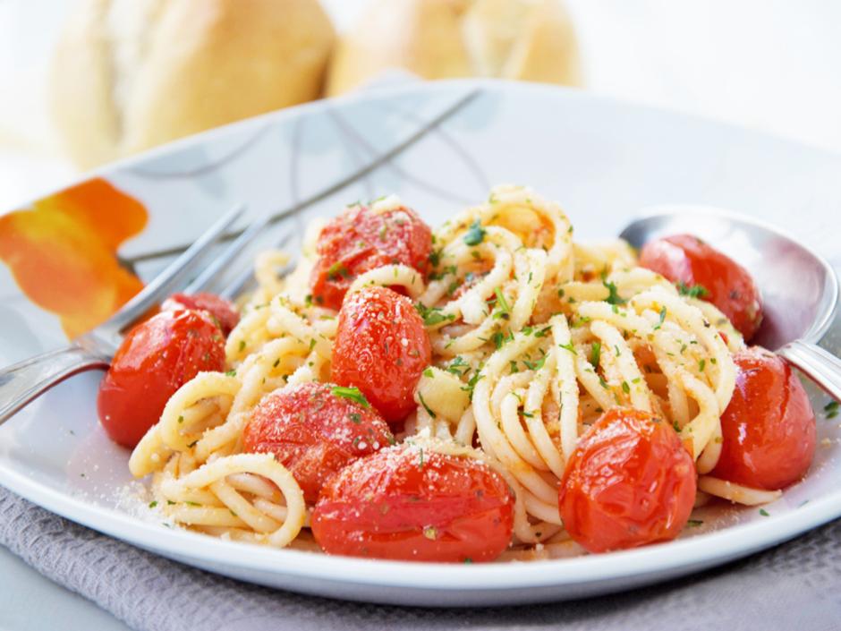 Spaghetti mit geschmolzenen Ofen-Tomaten