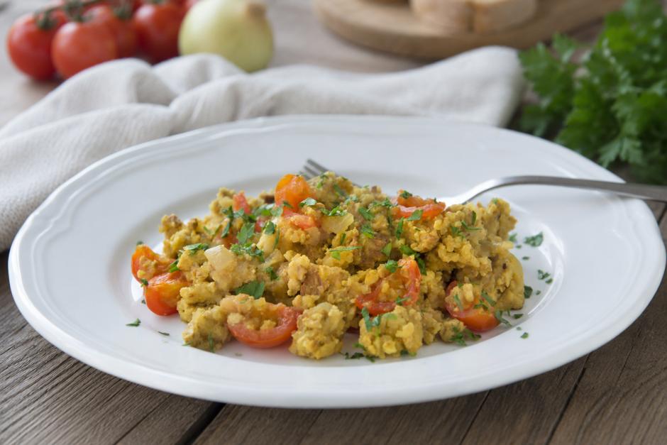 Veganes Rührei mit Räuchertofu