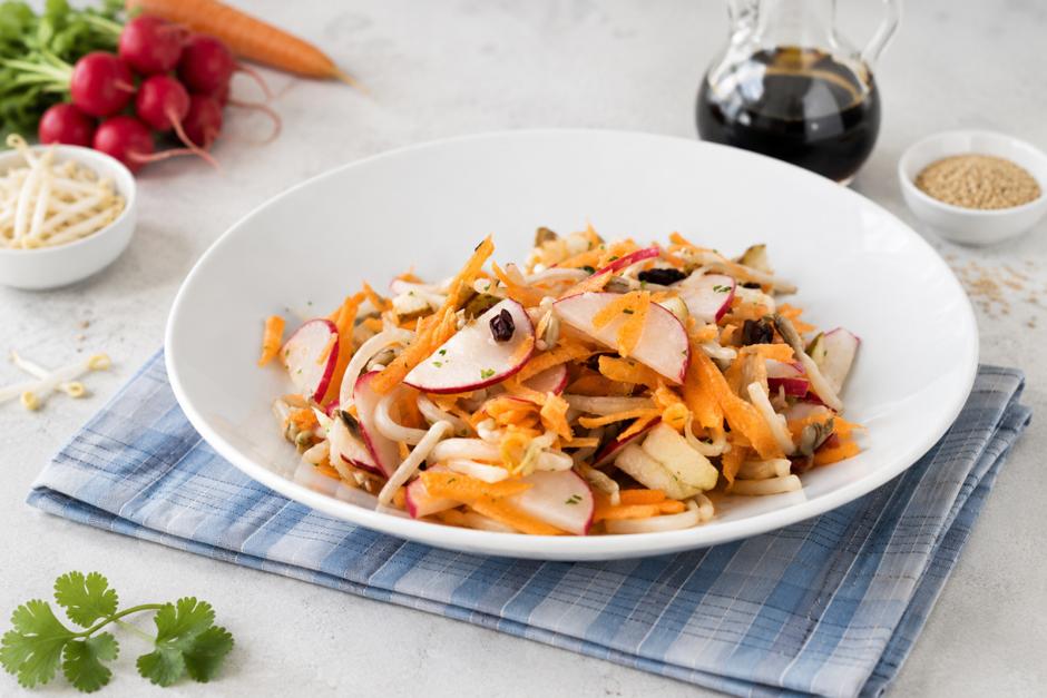 Sojasprossensalat mit Karotten und Sesam-Dressing