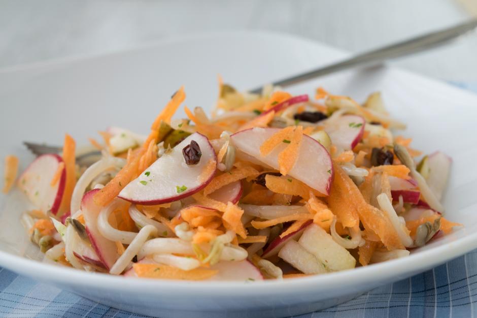 Sojasprossensalat mit Karotten und Sesam-Dressing
