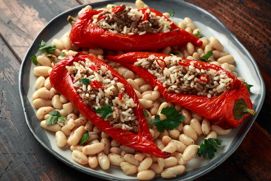Gefüllte Spitzpaprika auf Cannellini-Bohnen
