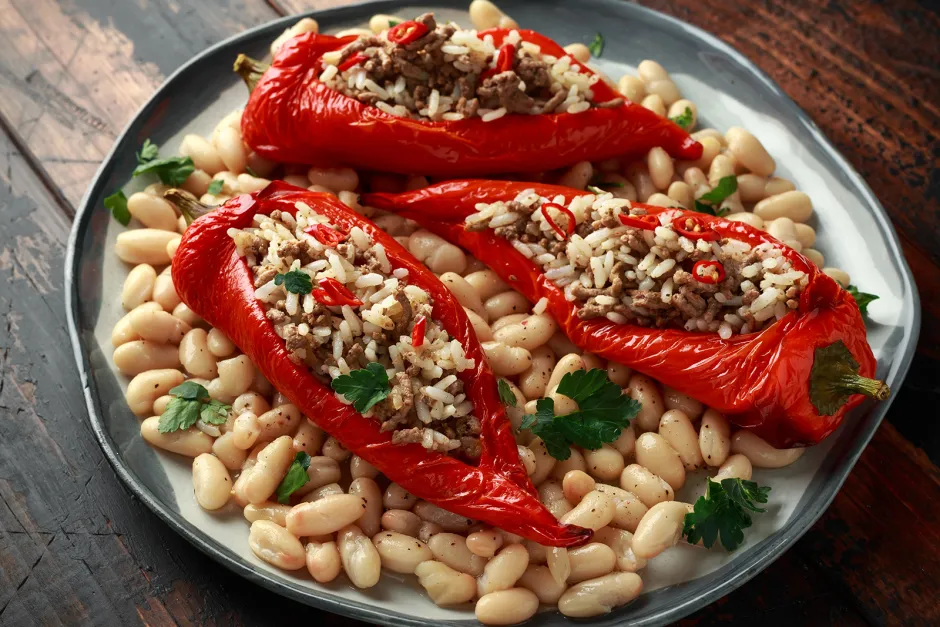 Gef&uuml;llte Spitzpaprika auf Cannellini-Bohnen