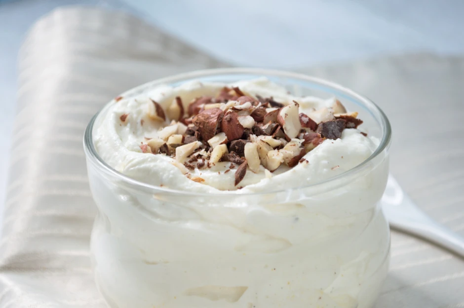 Topfencreme mit Nuss