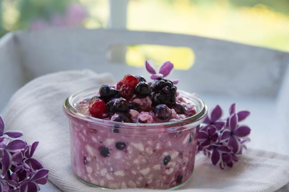 Hüttenkäse mit Beeren