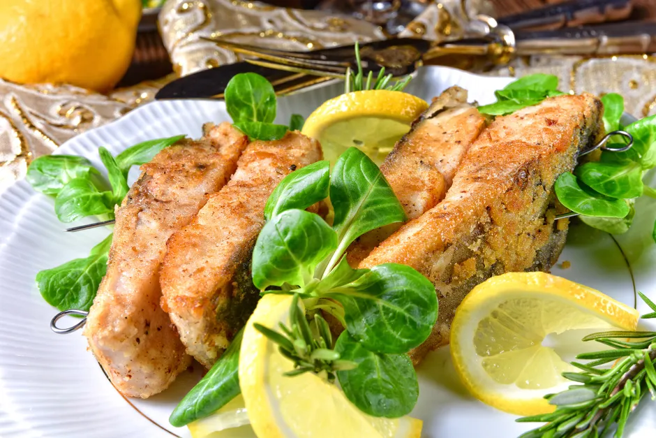 Gebratenes Karpfenfilet mit grünem Salat