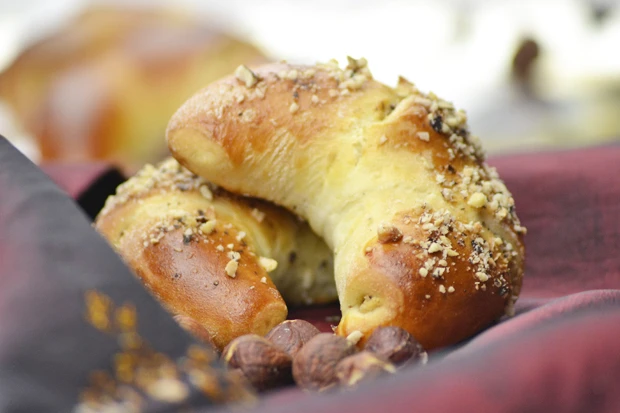 Flaumige Butter-Nusskipferl