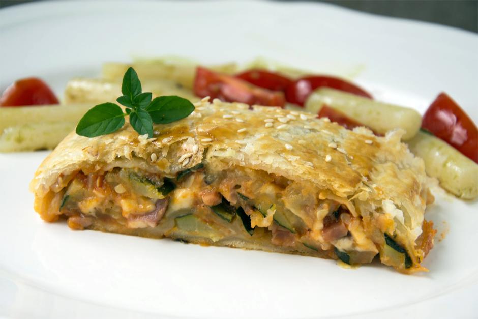 Zucchini Strudel mit Schafskäse