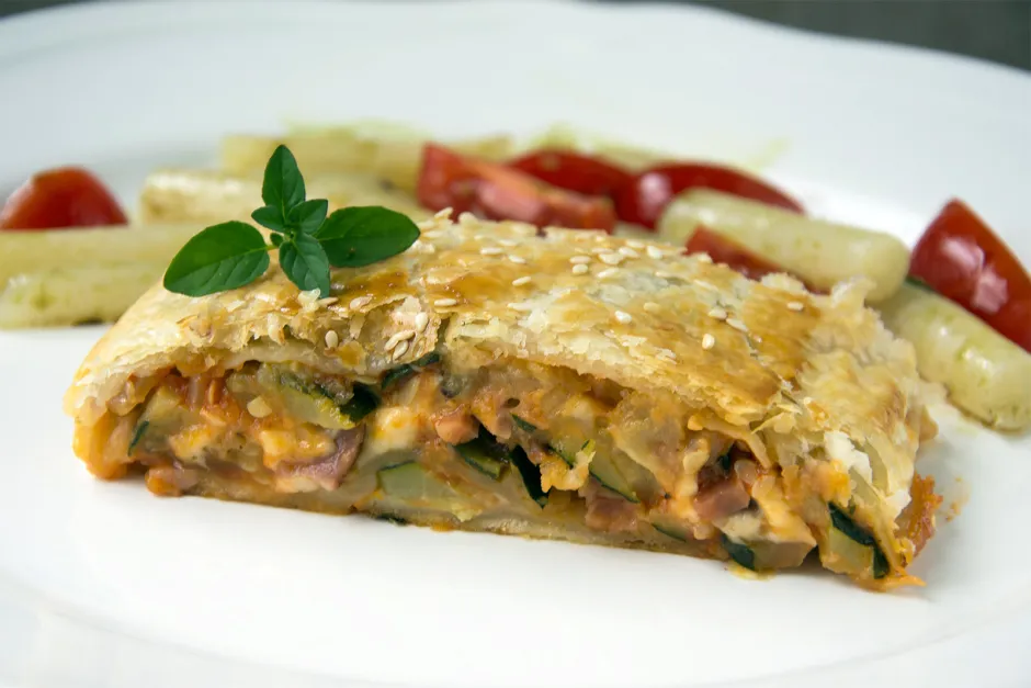 Zucchini Strudel mit Schafskäse