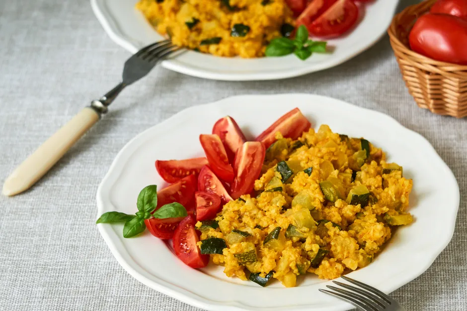 Hirsebrei mit Zucchini und Tomaten