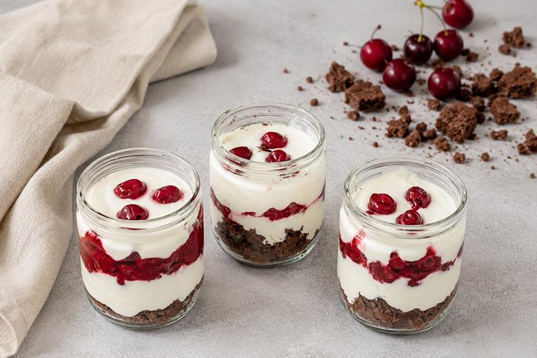Weichsel-Skyr-Dessert im Glas