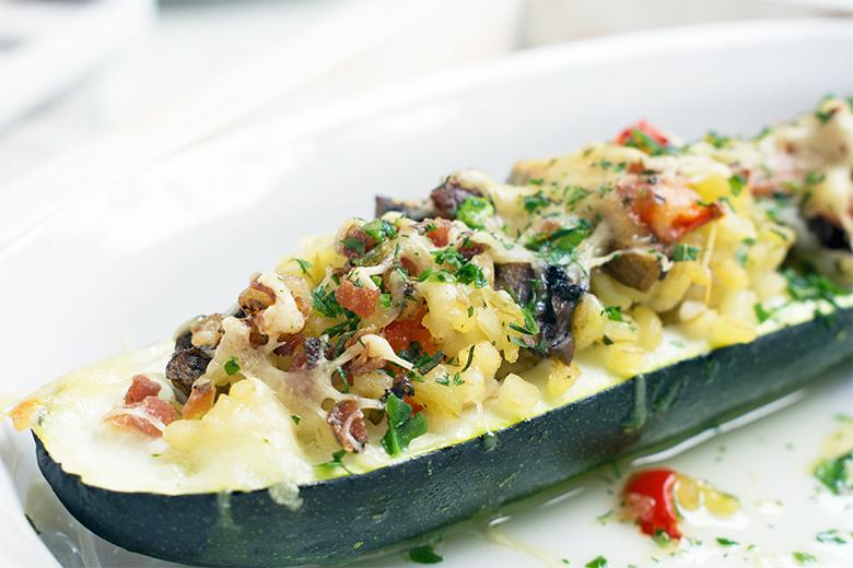 Quinoa gefüllte Zucchini