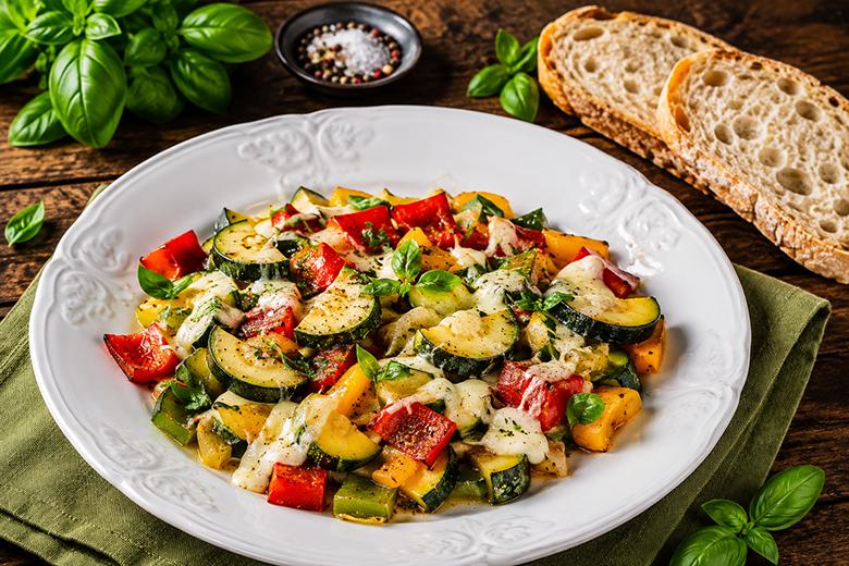 Sommerliche Gemüsepfanne mit Mozzarella