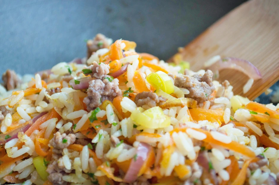 Gebratenes Rindfleisch mit Reis