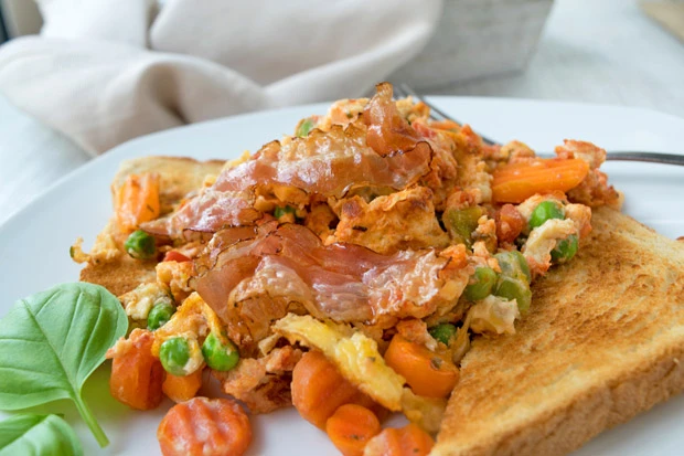 Gebratener Speck mit Kräutern und Gemüse